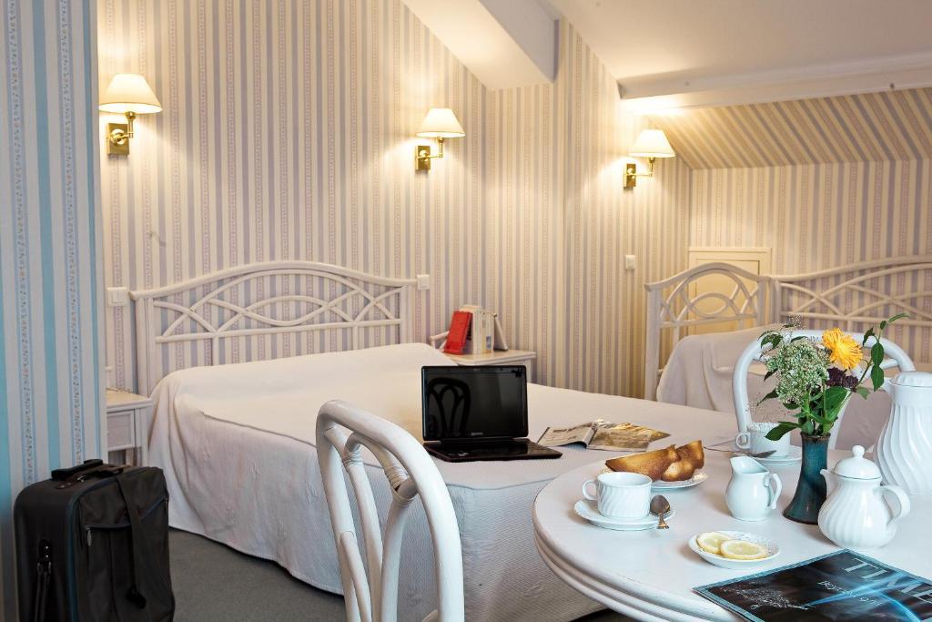 Logis Hotel Du Pont Neuf Le Veurdre Zimmer foto