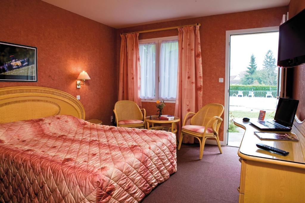 Logis Hotel Du Pont Neuf Le Veurdre Zimmer foto