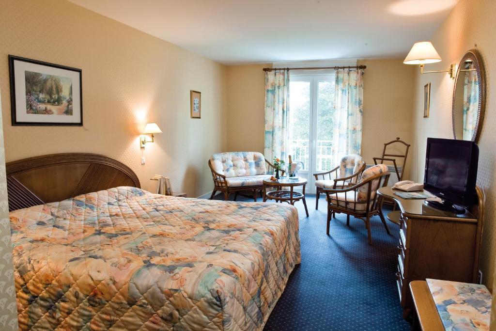Logis Hotel Du Pont Neuf Le Veurdre Zimmer foto