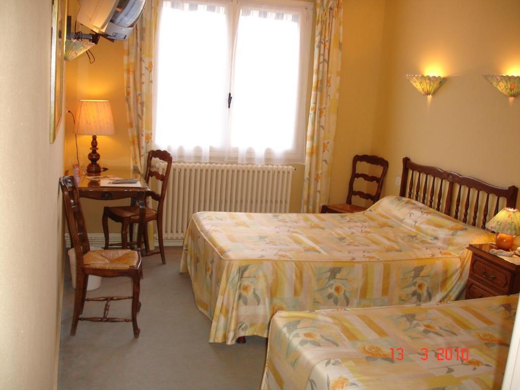 Logis Hotel Du Pont Neuf Le Veurdre Zimmer foto